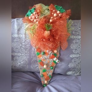 Mesh carrot shaped wreathe